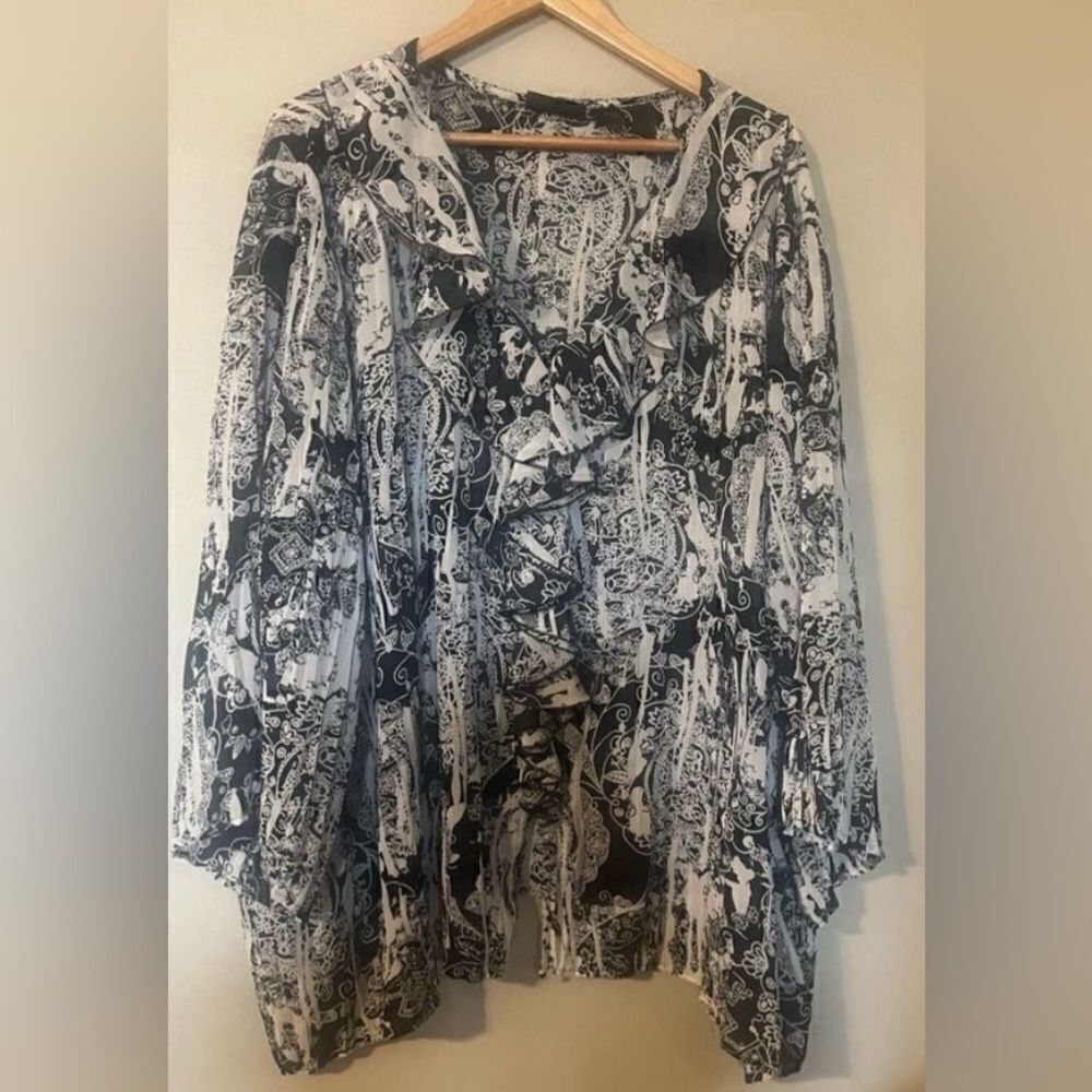 Maggie Barnes Women’s Plus Size 4X Blouse Black White Ruffle Printed Top